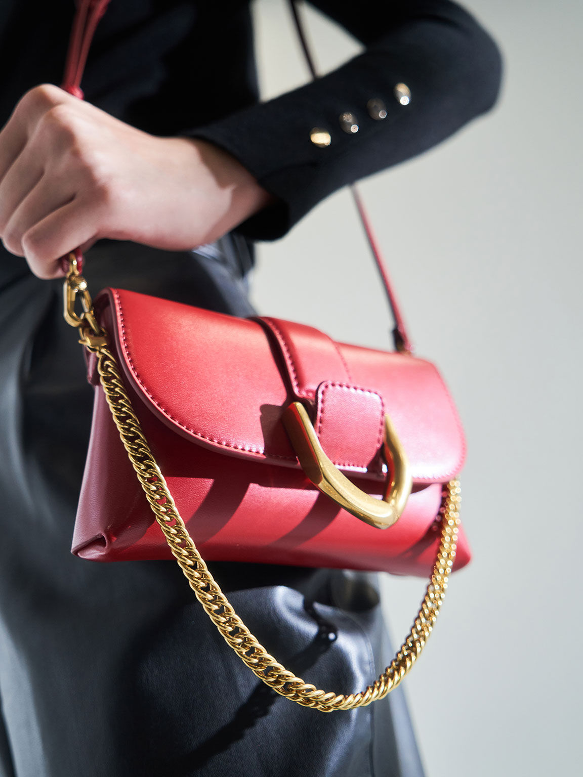 Túi đeo chéo nữ chữ nhật nắp gập Metallic Buckle, Đỏ, hi-res