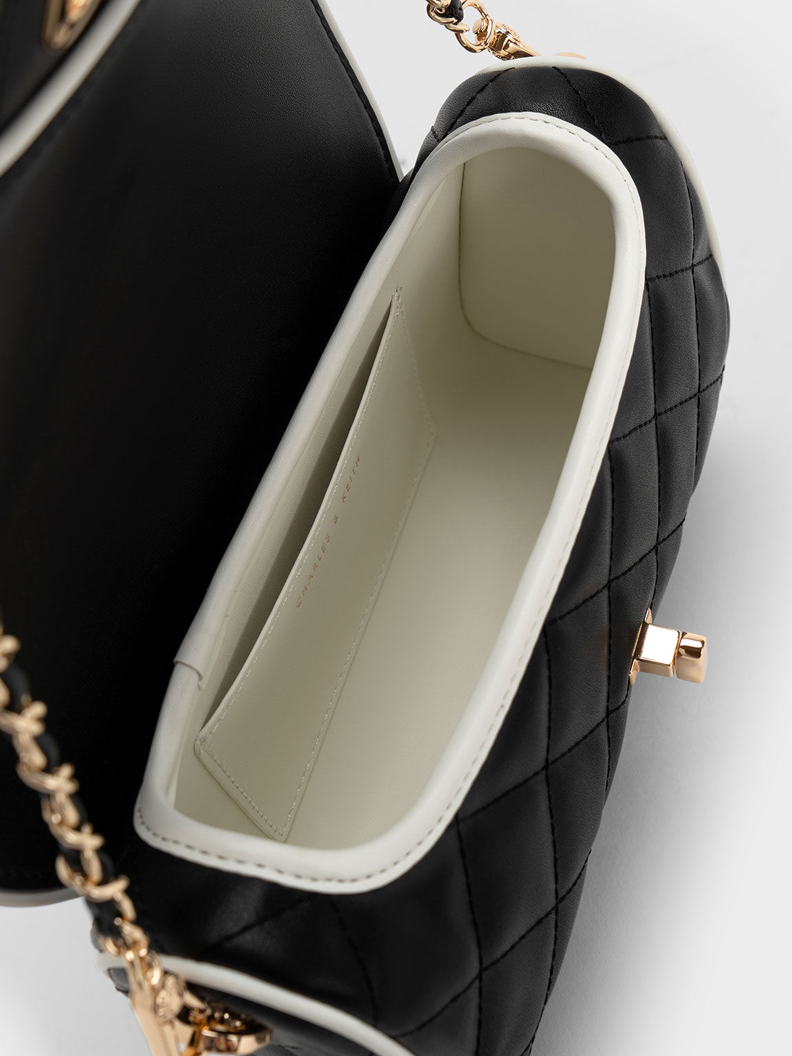 Túi đeo chéo nắp gập Contrast-Trim Belted, Đen, hi-res