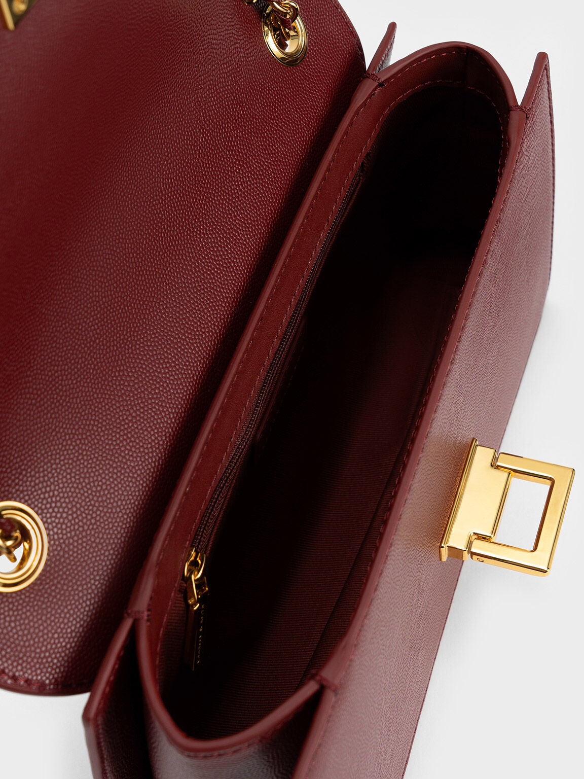 Túi đeo vai phom chữ nhật Metallic Accent Front Flap, Hồng burgundy, hi-res