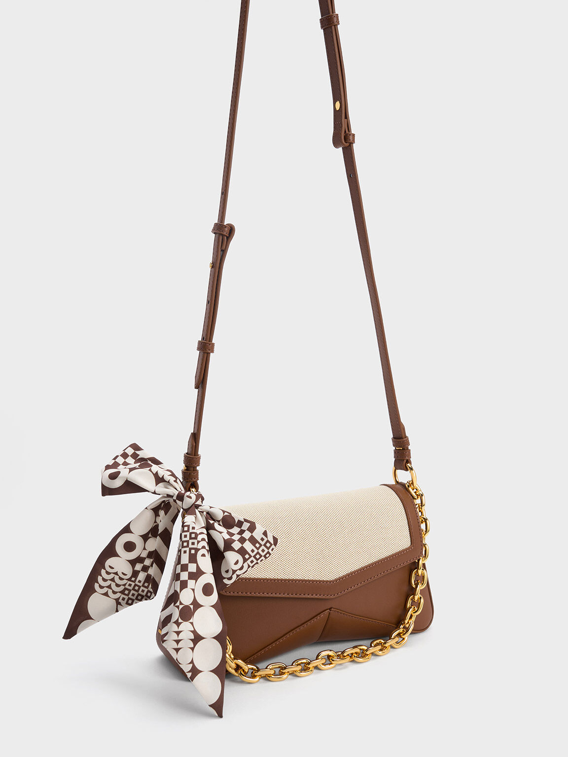 Túi đeo vai hình thang Arley Canvas Chain-Link, Chocolate, hi-res
