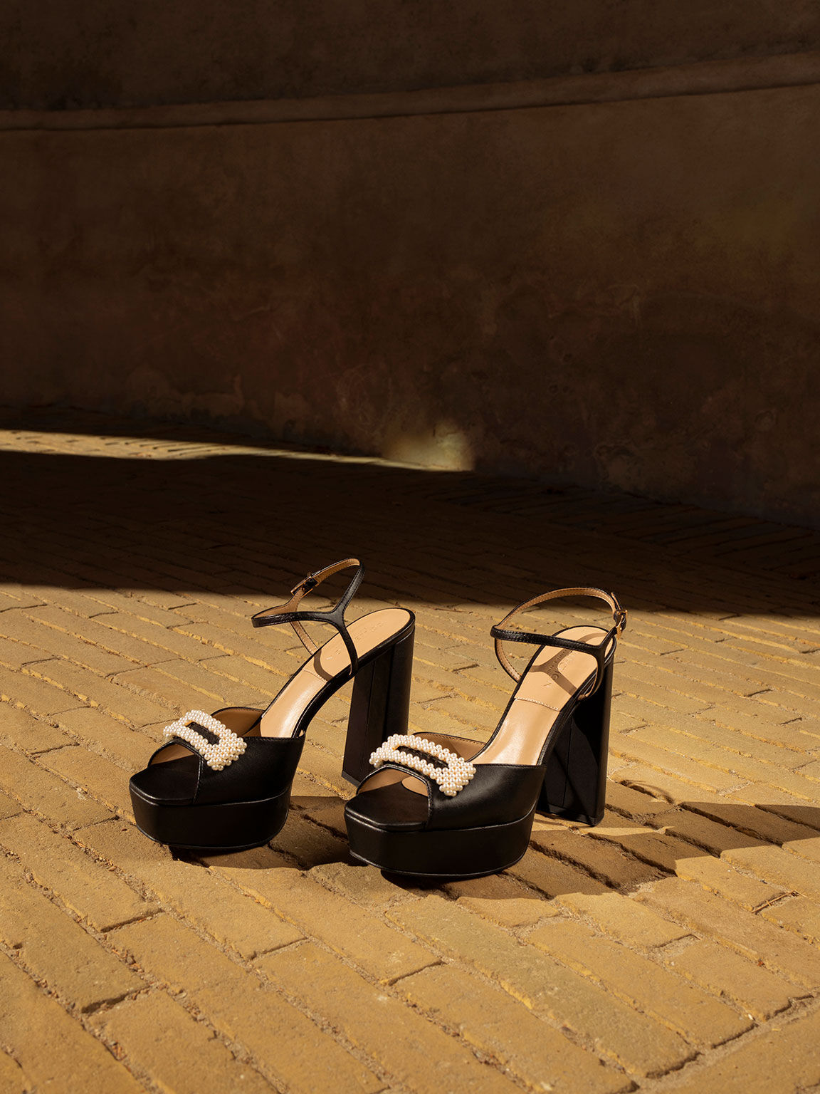 Giày sandals cao gót Bead-Embellished Leather Platform, Đen, hi-res