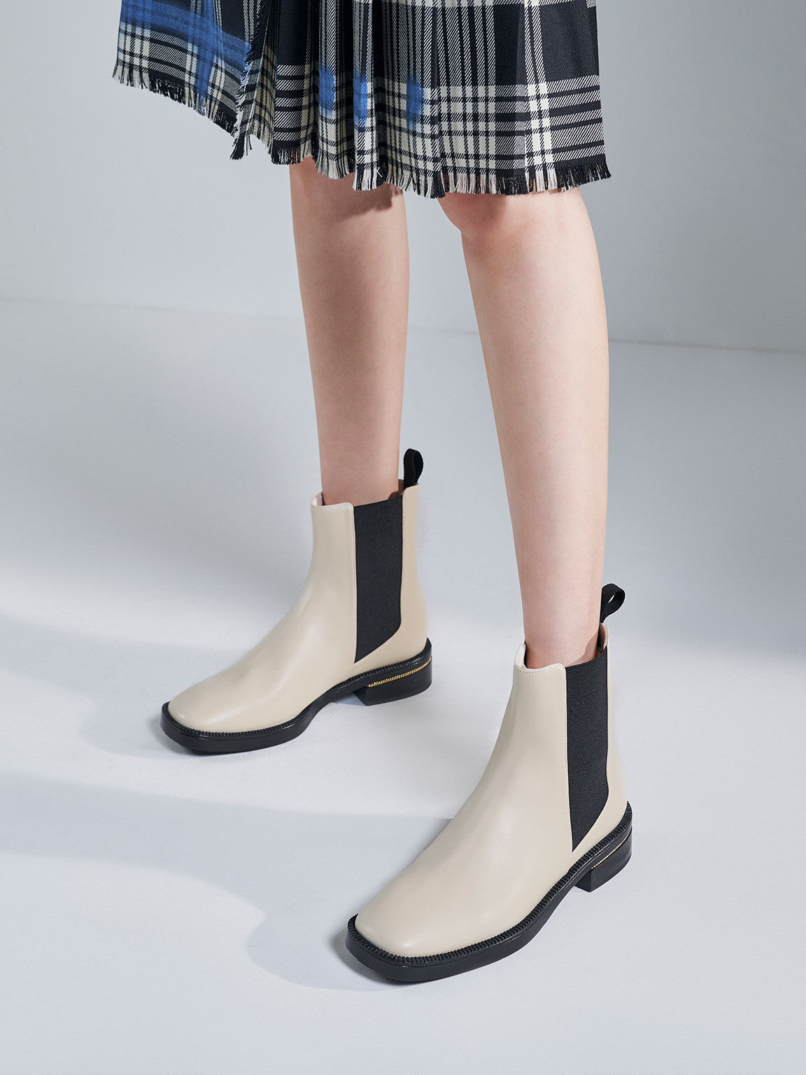 Giày boots nữ mũi vuông Chain Trim Heel Chelsea, Phấn, hi-res