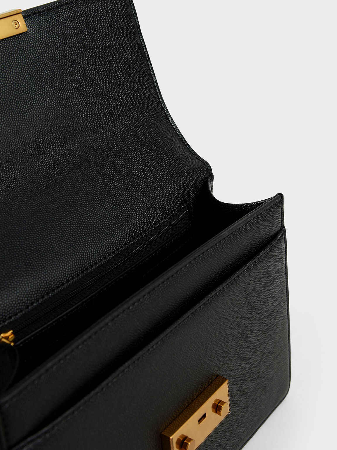 Túi đeo vai phom chữ nhật Metallic Push-Lock, Đen, hi-res