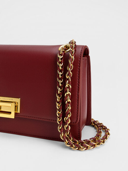 Túi đeo vai phom chữ nhật Metallic Accent Front Flap, Đỏ burgundy, hi-res