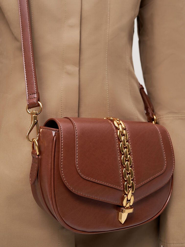 Túi đeo chéo hình bán nguyệt Isana Chain Accent, Chocolate, hi-res