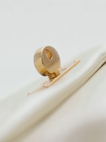 Túi đeo chéo phom chữ nhật Kerry Chain-Handle, Kem, hi-res