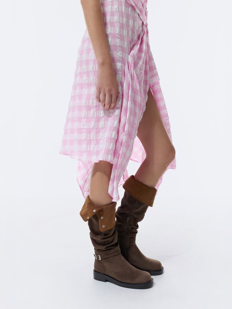 Dark brown boots with folded-down wide, relaxed shafts, the perfect complement to fitted outfits.