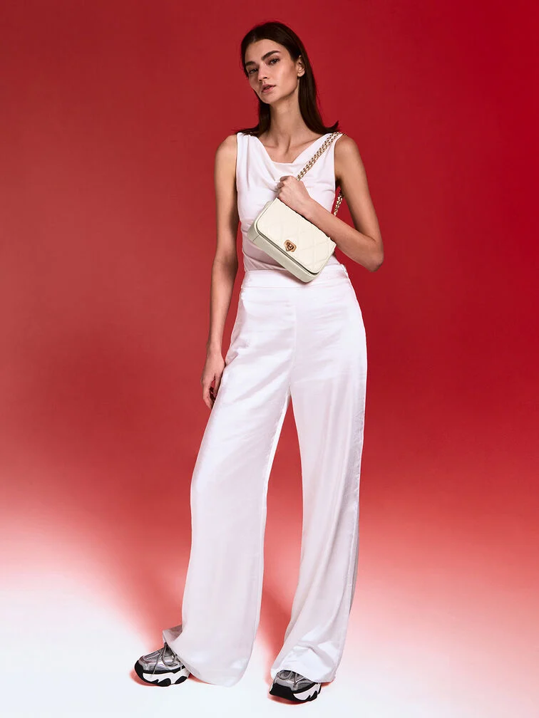 Comfortable clothes with breathable fabrics are ideal for grandstands and walkabout areas.