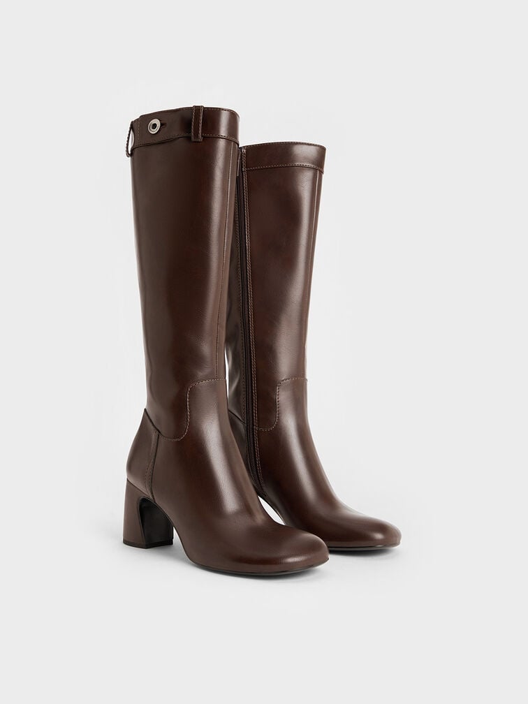 Dark brown knee-high boots with block heels go exceptionally well with mid-wash jeans.