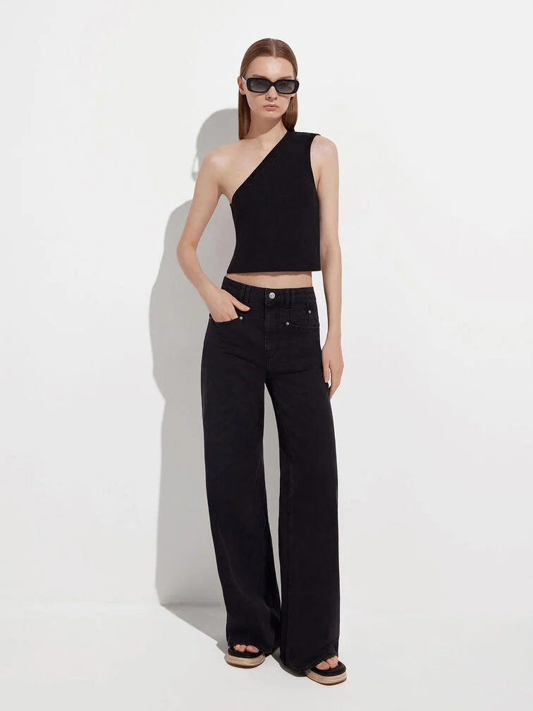 Clothes with more relaxed silhouettes are ideal for the humid weather.