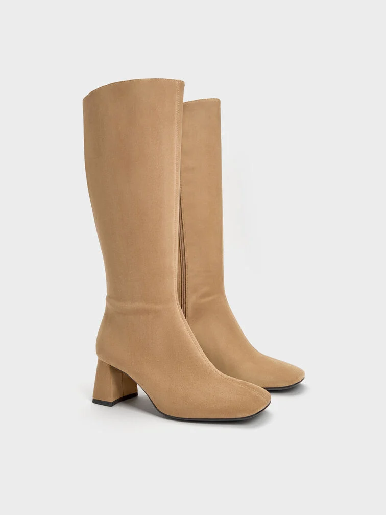 Square-toe knee-high boots with block heels, the perfect complement to casual wide-leg jeans.